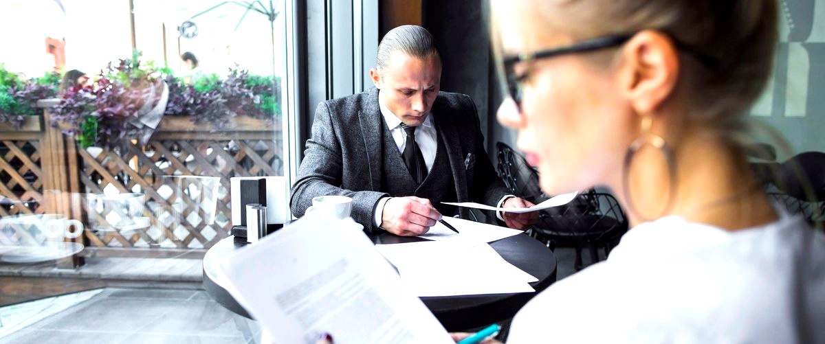 ¿Cuál es el proceso de contratación de un abogado administrativo?