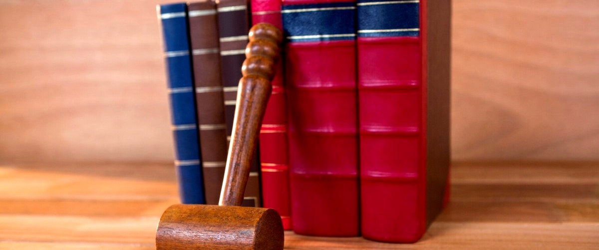 ¿Cuál es la importancia de contratar a un abogado constitucionalista en casos legales?