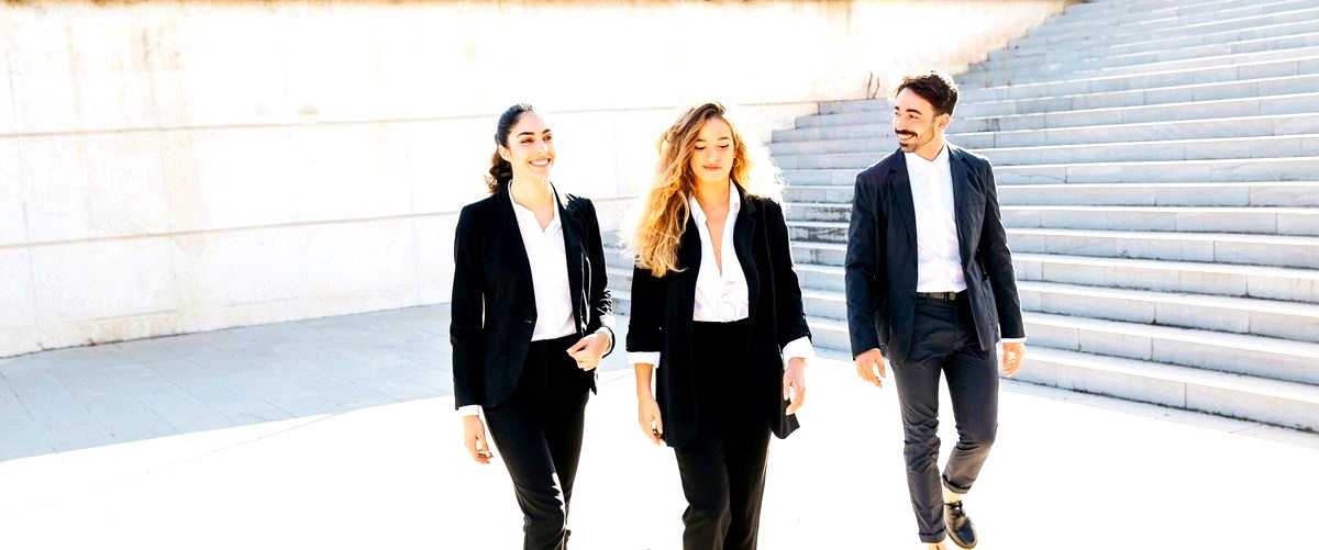 ¿Cuáles son las habilidades necesarias para un abogado especializado en derecho internacional público en Valencia?