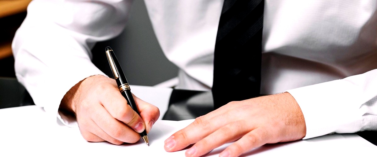 - ¿Qué aspectos legales debo tener en cuenta al contratar un abogado hipotecario o notarial?